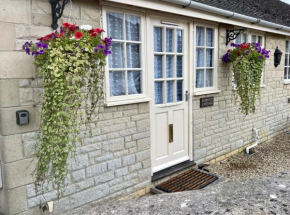 Heart of the village Cotswold Cottage in Crudwell.